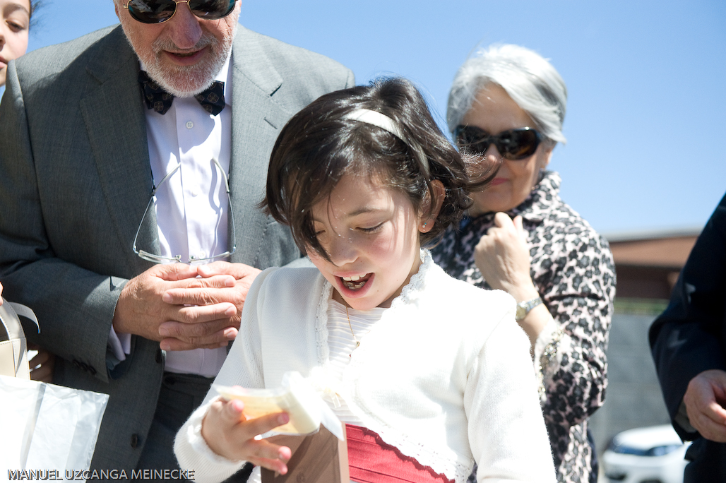 Marina recibiendo el regalo de la tia Carmen